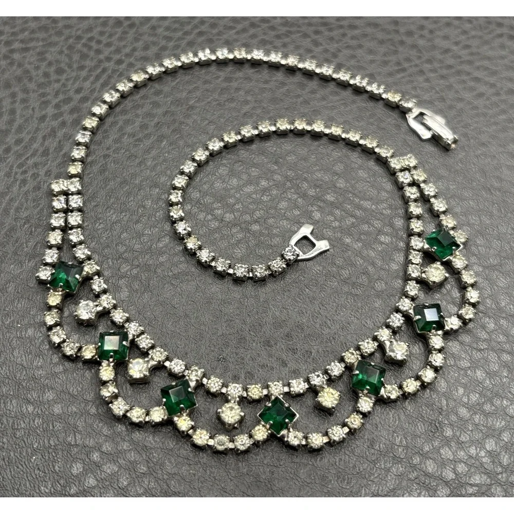 Vintage Art Deco Green Faux Emerald Crystal Rhinestone Bib Necklace Scalloped